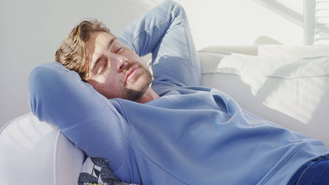 ⁇ 은 날 집에서 소파에서 자고 있는 젊은 남자 4k 4k