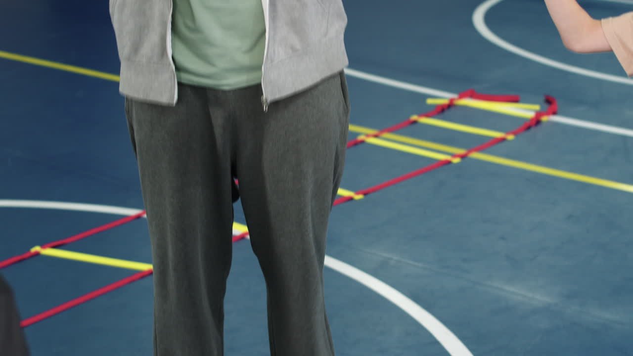 아이들을 지켜보는 남자