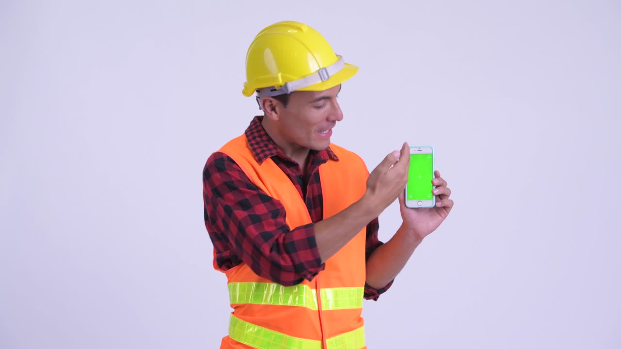 joven y guapo hombre hispano trabajador de la construcción