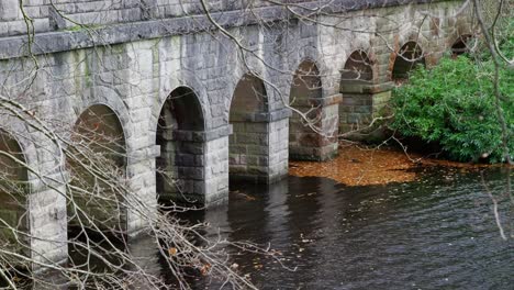 Pequeño-Puente-Peatonal-En-El-Distrito-De-Derbyshire-Peak,-Reino-Unido