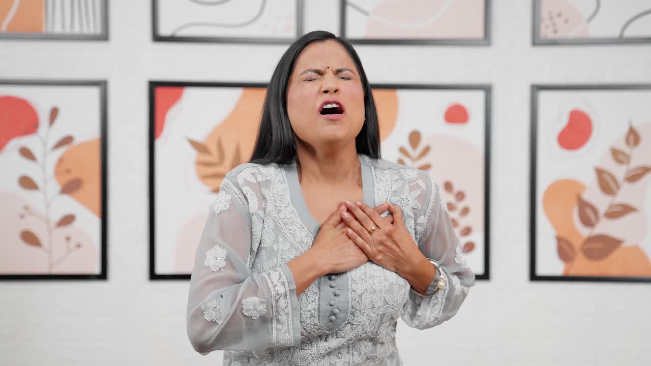 인도인 어머니가 심장마비를  ⁇ 고 있습니다.