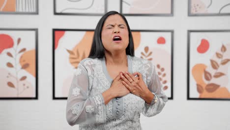 madre india que tiene un ataque al corazón