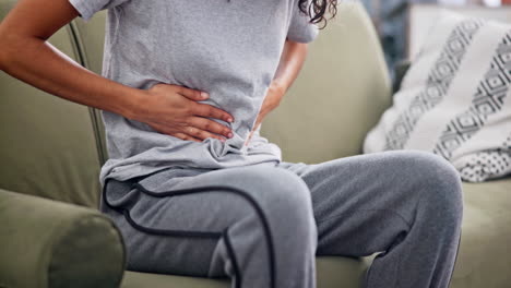 mujer con dolor abdominal