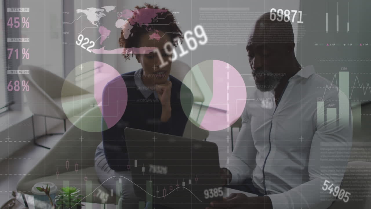 Animation de traitement de données statistiques sur un homme et une femme afro-américains discutant au bureau