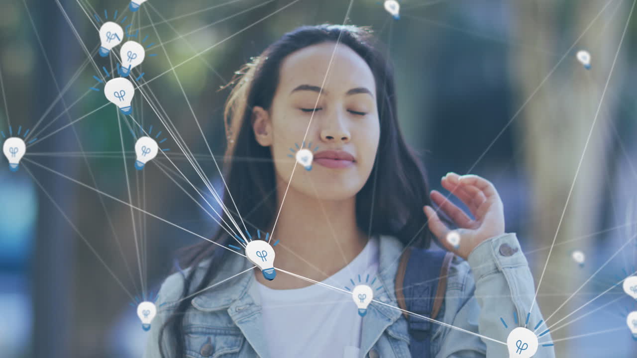 animación de una red de conexiones sobre una mujer biracial sonriendo.