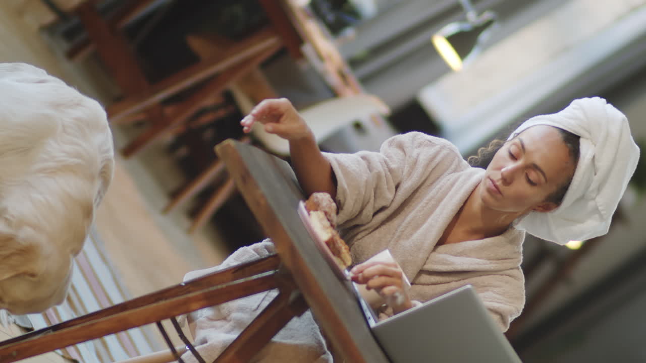 집 에서 개 와 함께 아침 식사를 하는 여자