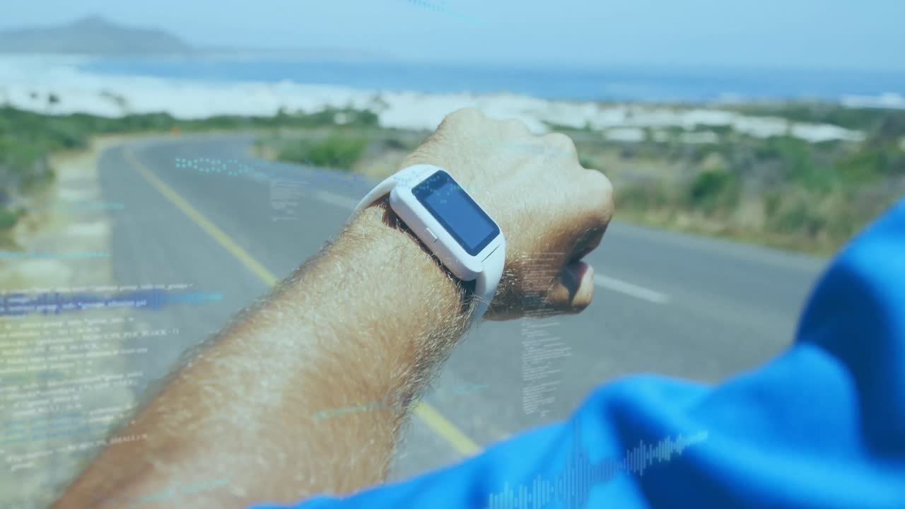 Animazione di elaborazione dati su schermo digitale sulle mani di un uomo caucasico che utilizza lo smartwatch