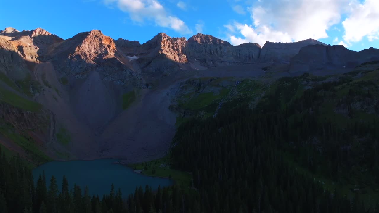 el atardecer el anochecer el lago azul inferior el monte sneffels el desierto ridgway telluride colorado el dron aéreo la hora dorada los picos sombreados de san juan las montañas rocosas el bosque nacional uncompahgre las nubes del cielo azul a la izquierda pan