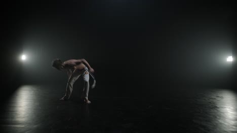 luchadores de capoeira realizando movimientos dinámicos en el escenario. artes marciales, danza y acrobacias en acción. atletas de pecho desnudo mostrando fuerza, flexibilidad y técnica bajo los reflectores