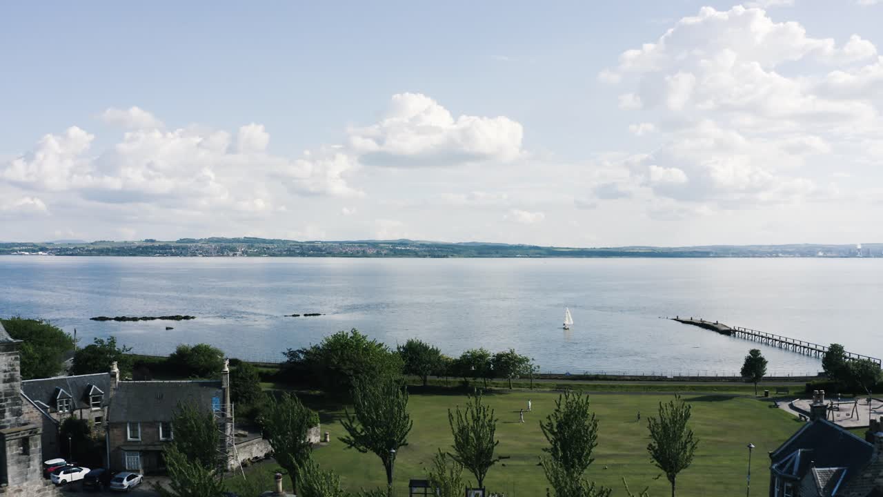 스코틀랜드 해안을 떠나 바다 위로 날아가는 밝은 공중 촬영