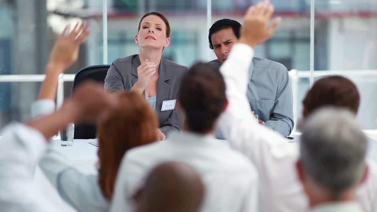 사업가들이 질문에 대답하고 있습니다.