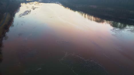 Dämmerungsreflexionen-An-Einem-Ruhigen-Fluss-Inmitten-Bewaldeter-Hügel