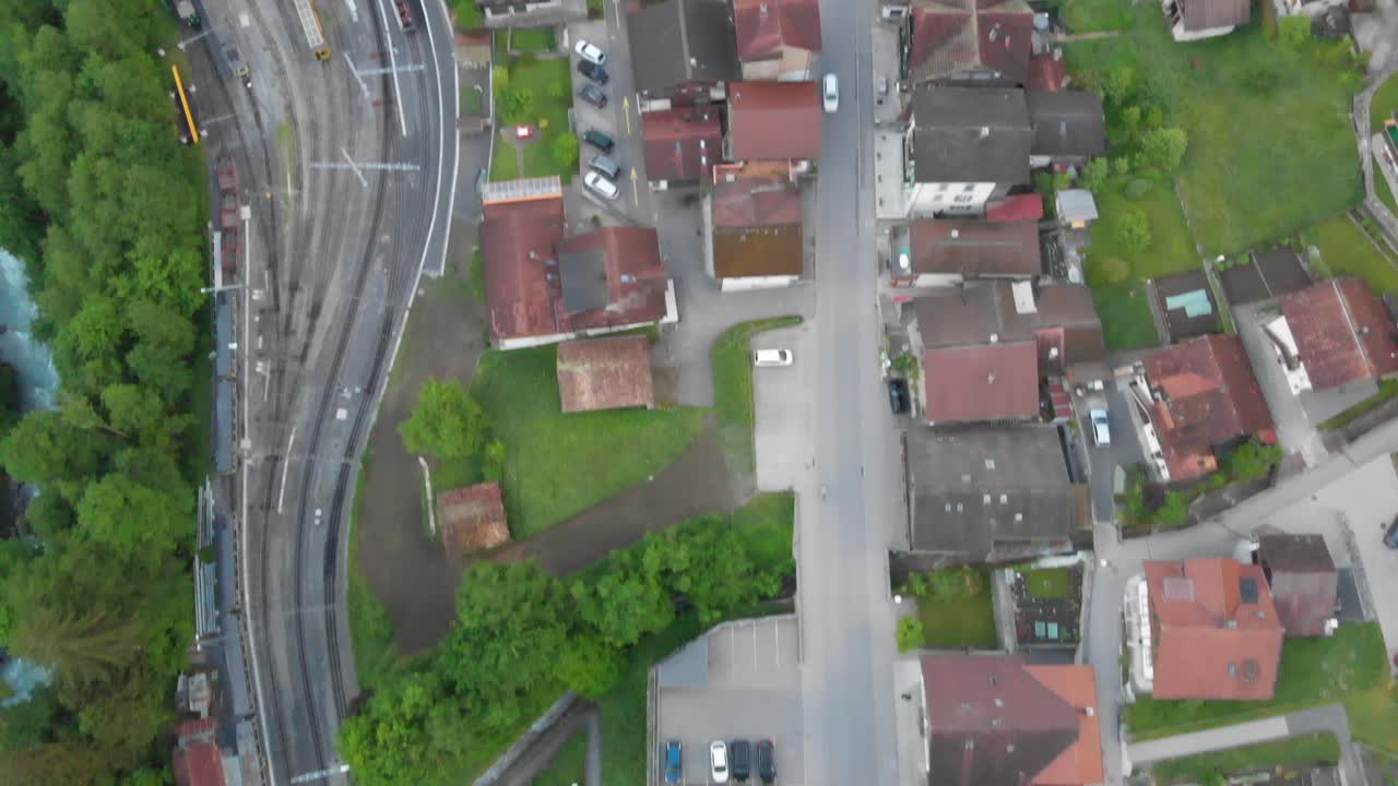 산 계곡에 있는 작은 마을에 대한 계시