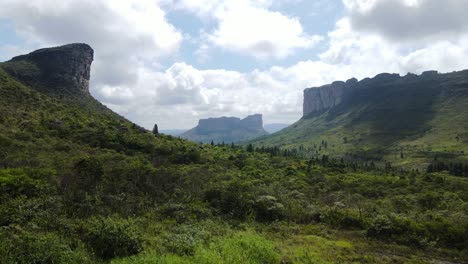 Hermosa-Vista-Aérea-Del-Paisaje-Del-Cañón-Con-Carretera