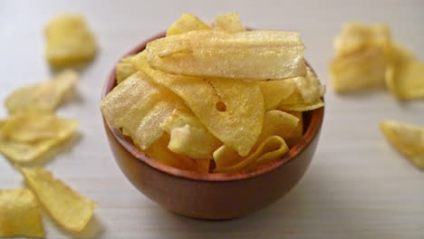 chips de plátano crujientes - plátano en rodajas frito o al horno