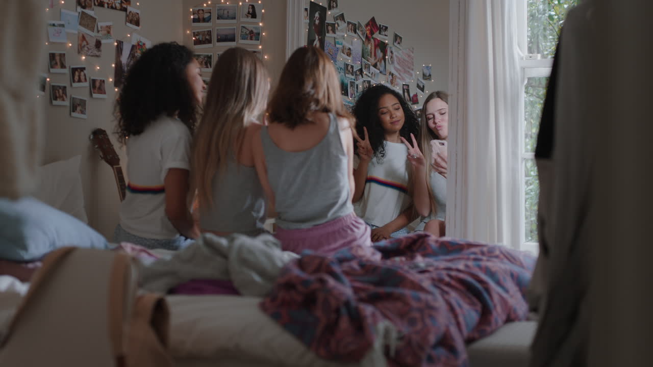 счастливые подростки фотографируются вместе с помощью смартфонов, лучшие друзья позируют, наслаждаются выражением лица, проводят время дома, делятся выходными в социальных сетях.