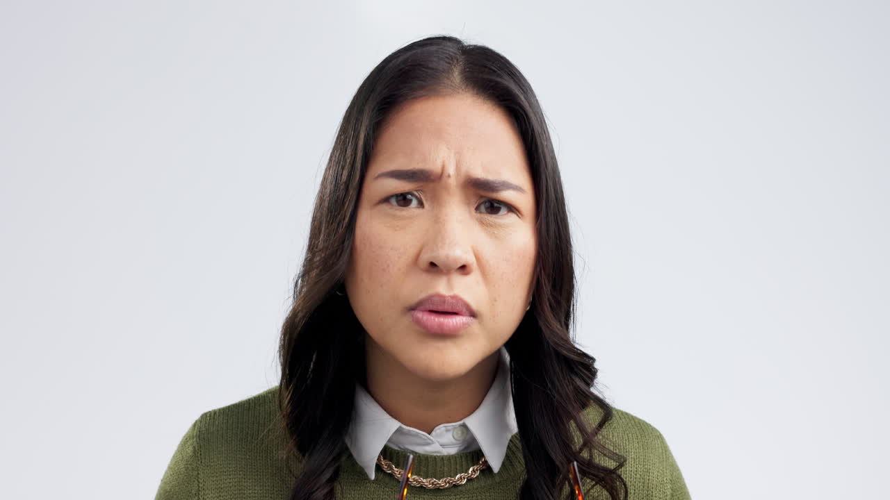 혼란스럽고, 얼굴과 안경을 입은 스튜디오의 여성