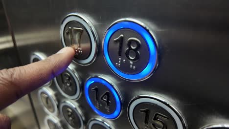 persona presionando el botón del ascensor