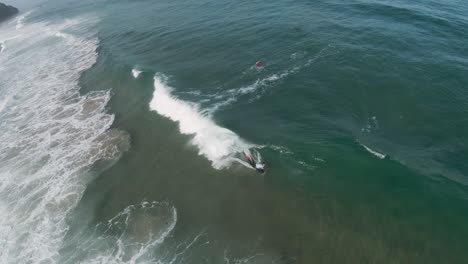 bodyboarder despega en una ola limpia, toma aire y aterriza en cal