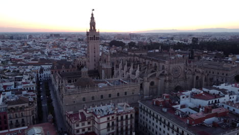 Vista-De-La-Catedral-De-Sevilla-Durante-La-Puesta-De-Sol