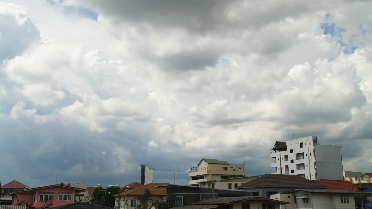 apartamento y exterior de la casa frente a la nube del cielo en movimiento y luz natural