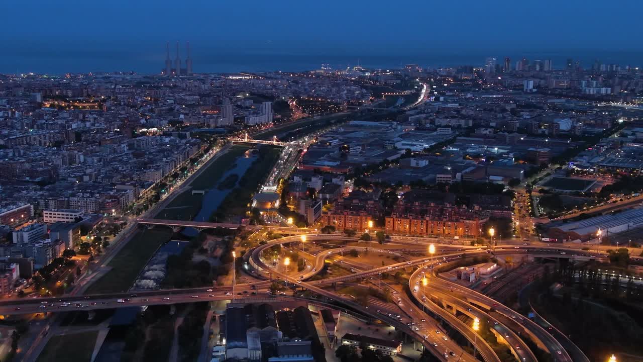 vista aérea del horizonte de la ciudad de barcelona y el nus de la trinidad. barcelona, cataluña, españa. ronda de dalt, ronda litoral
