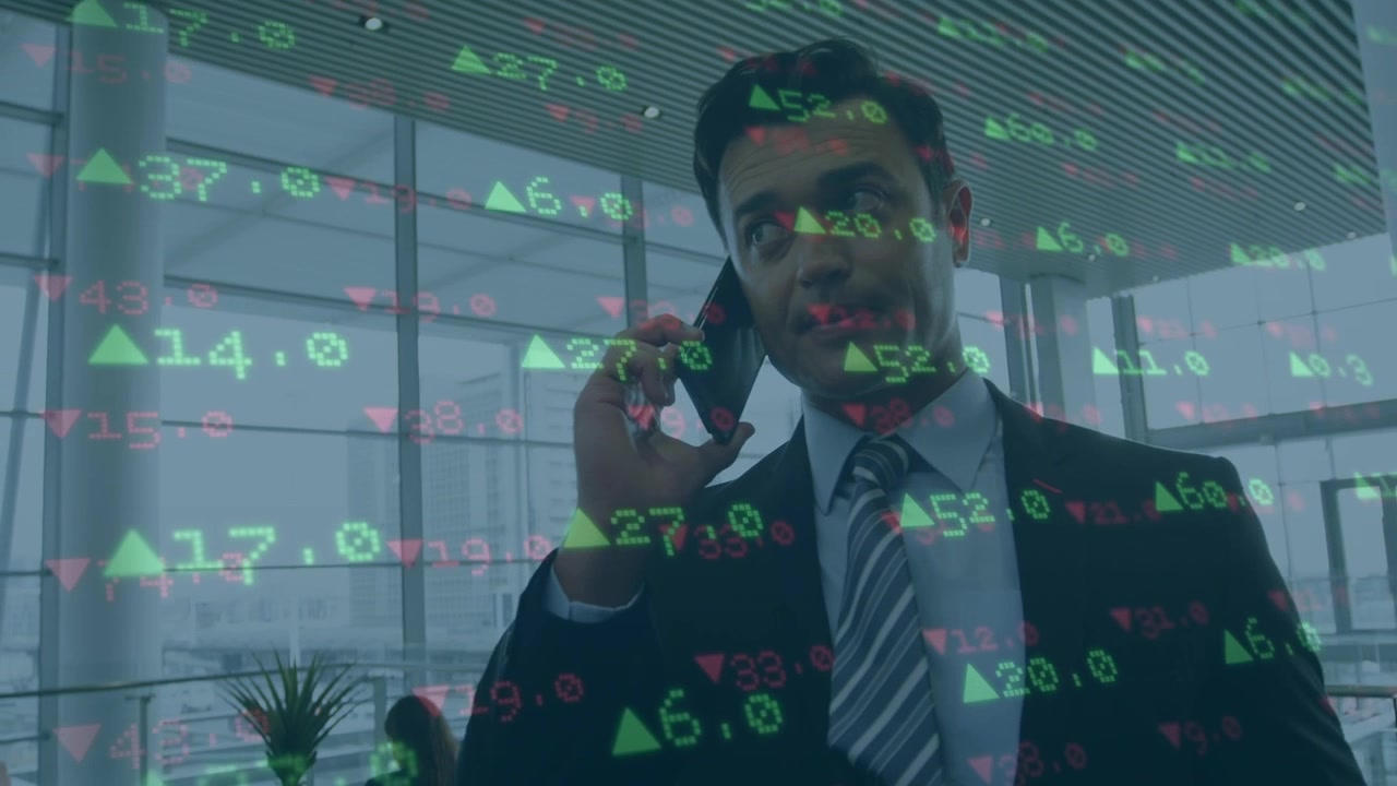 Elaborazione dati di mercato azionario su un uomo d'affari caucasico che parla al telefono in ufficio.