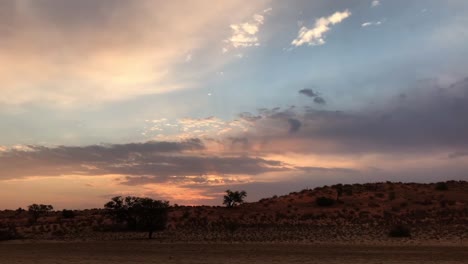 cielo matinal multicolor en un lento viaje a través del desierto de kalahari