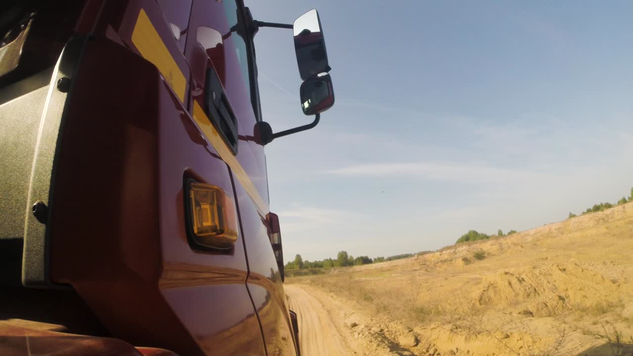 트럭 이  도로 에서 운전 하고 있다