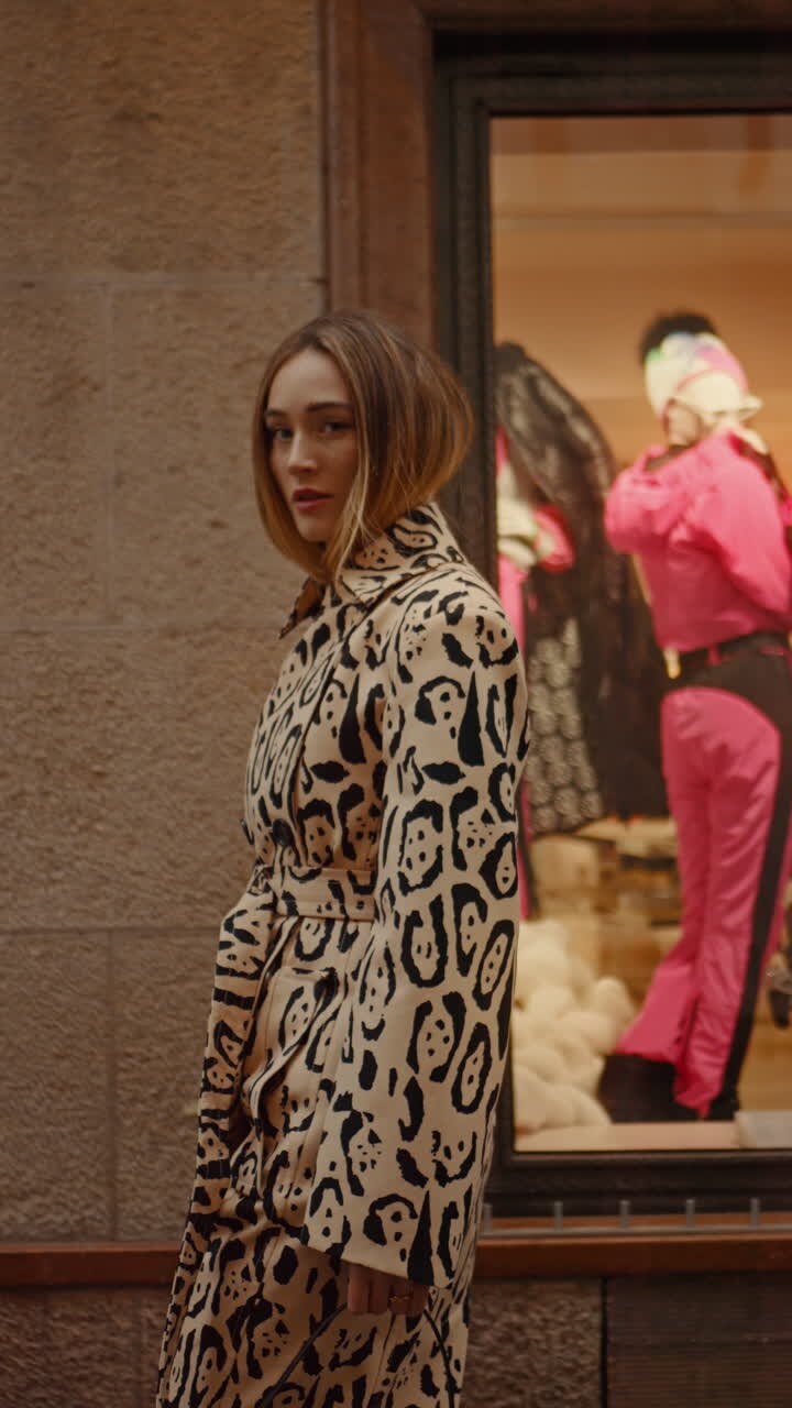 Donna in cappotto leopardato che cammina davanti a un negozio