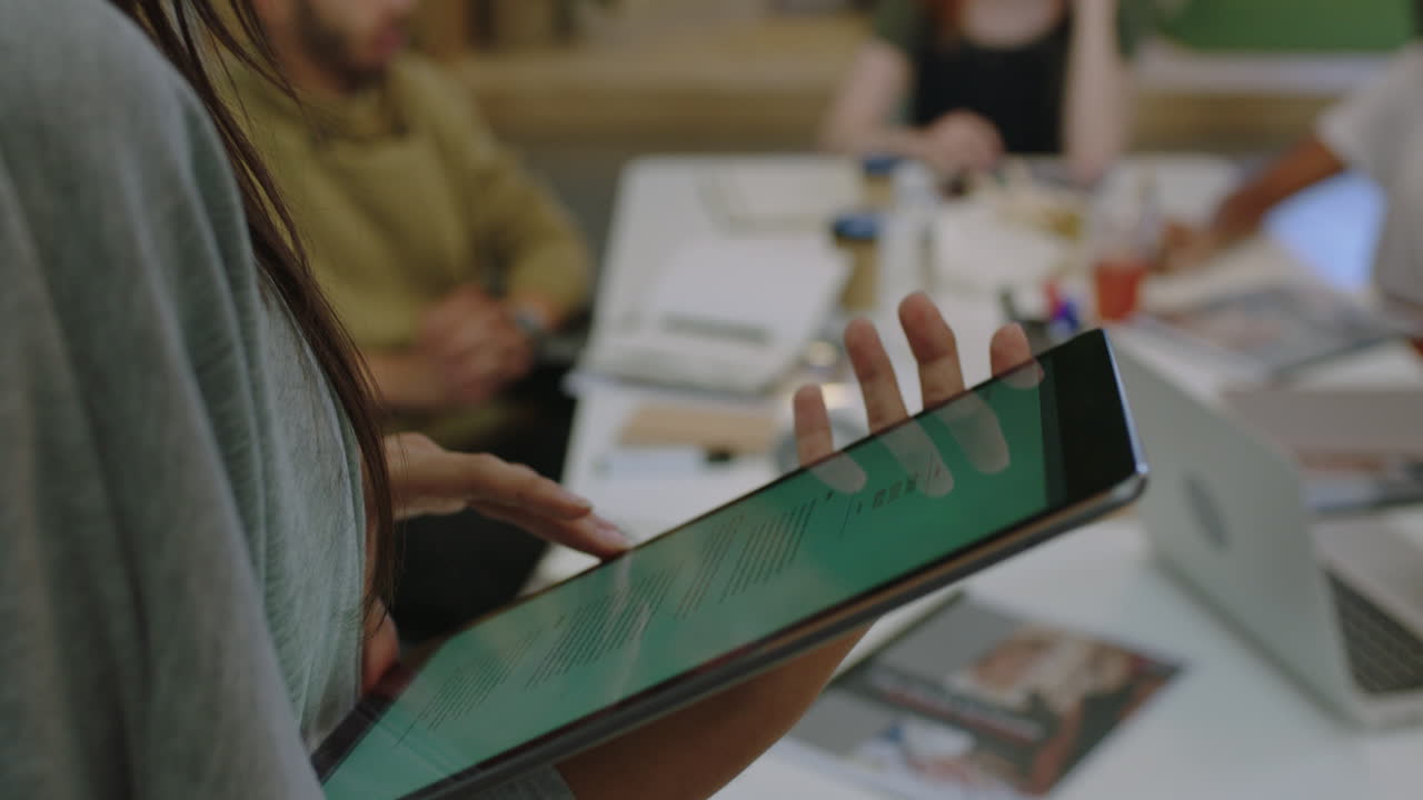 jóvenes empresarios se reúnen para una lluvia de ideas líder de equipo mujer presentando ideas creativas utilizando una tableta grupo multiétnico trabajando juntos en un proyecto en la sala de juntas de la oficina