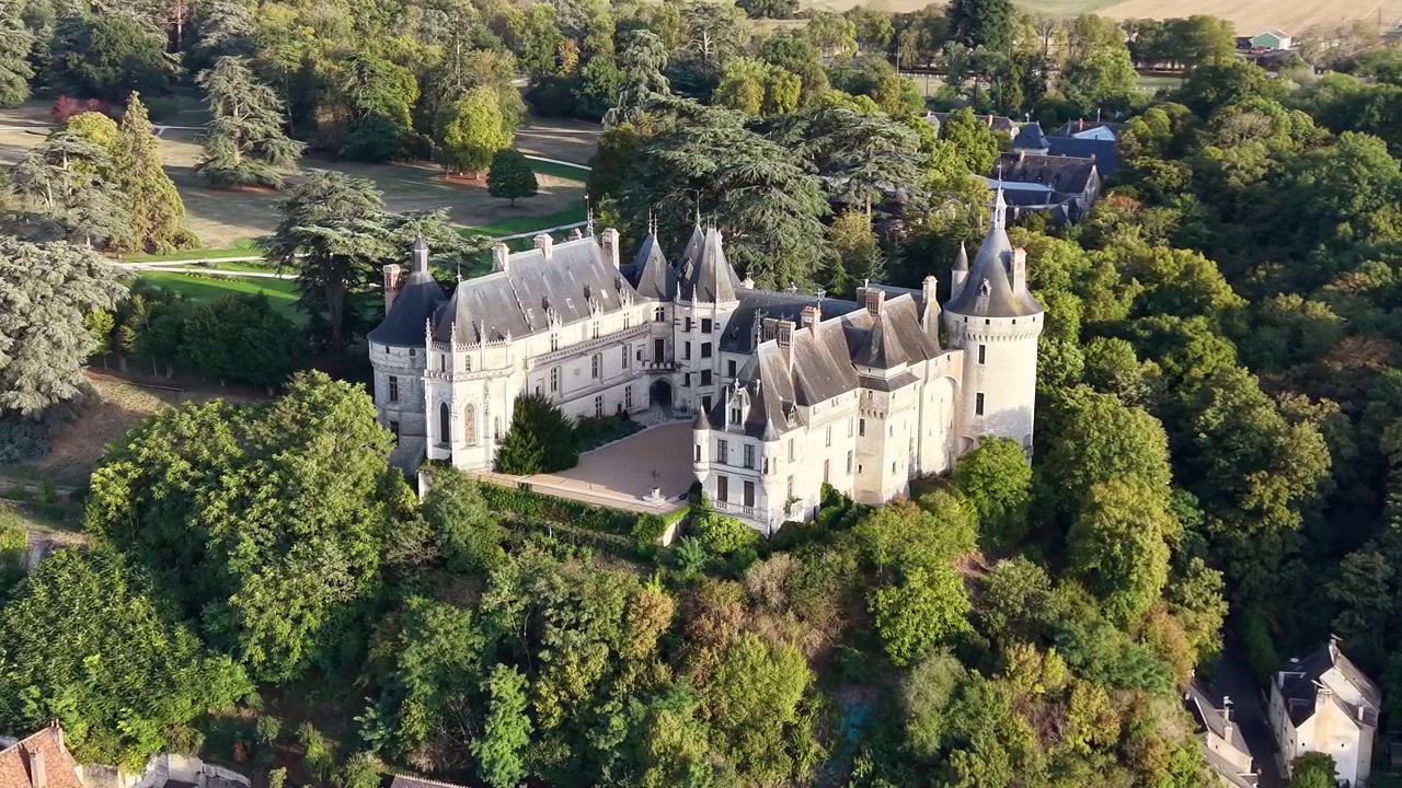 Riprese aeree mostrano il Château de Chaumont-sur-Loire circondato da alberi maturi, parchi curati, prati aperti e campi agricoli nella Valle della Loira