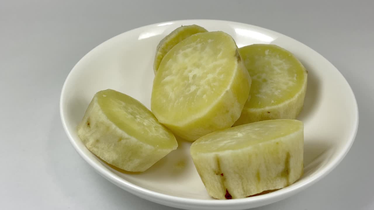 둥근 조각으로 잘라진 달한 감자