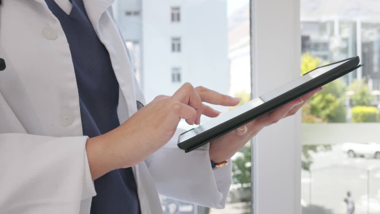 손, 태블릿 및 의료 의사 여성과 함께