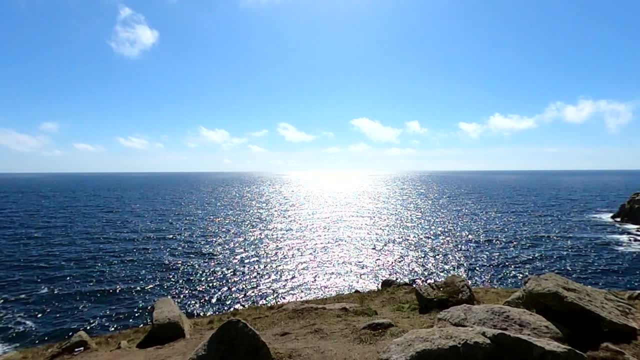 탁 트인 바다를 바라보며