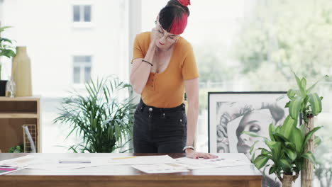 a young businesswoman experiencing neck pain