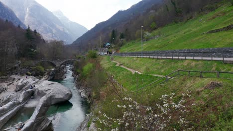 Vista-Aérea-De-Las-Orillas-Del-Río-Verzasca,-Lavertezzo,-Ticino,-Suiza