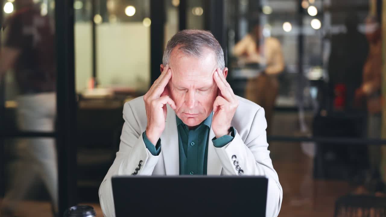 Stress, multitasking e uomo d'affari anziano