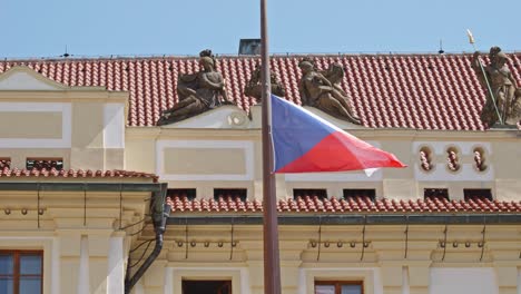 La-Bandera-Checa-Ondeando-Contra-El-Telón-De-Fondo-Del-Castillo-Real-En-Praga-En-Cámara-Lenta