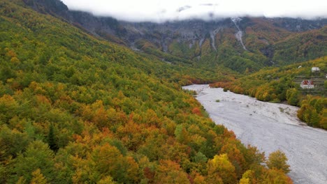 colores otoñales en el pueblo alpino del norte de albania, árboles dorados en el hermoso valle de valbona