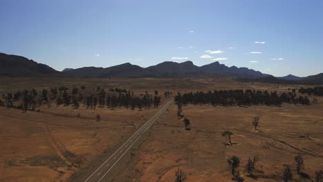 Vista-Aérea-De-Drones-De-La-Vasta-Tierra-De-Flinders-Ranges,-Australia-Del-Sur