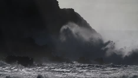 Enormes-Olas-Del-Océano-Ruedan-Y-Chocan-Contra-Una-Orilla-Rocosa-En-Cámara-Lenta