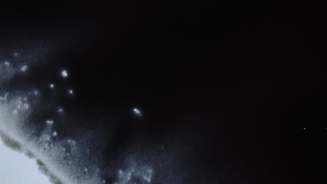 una escena abstracta oscura con luces débiles evocando misterio e intriga