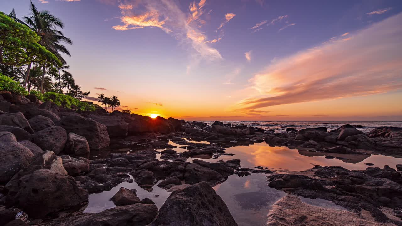 Timelapse do pôr do sol sobre as piscinas naturais costeiras de North Shore - Oahu, Havaí