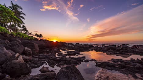 lapso de tiempo de la puesta de sol sobre las piscinas rocosas costeras de la costa norte - oahu hawaii