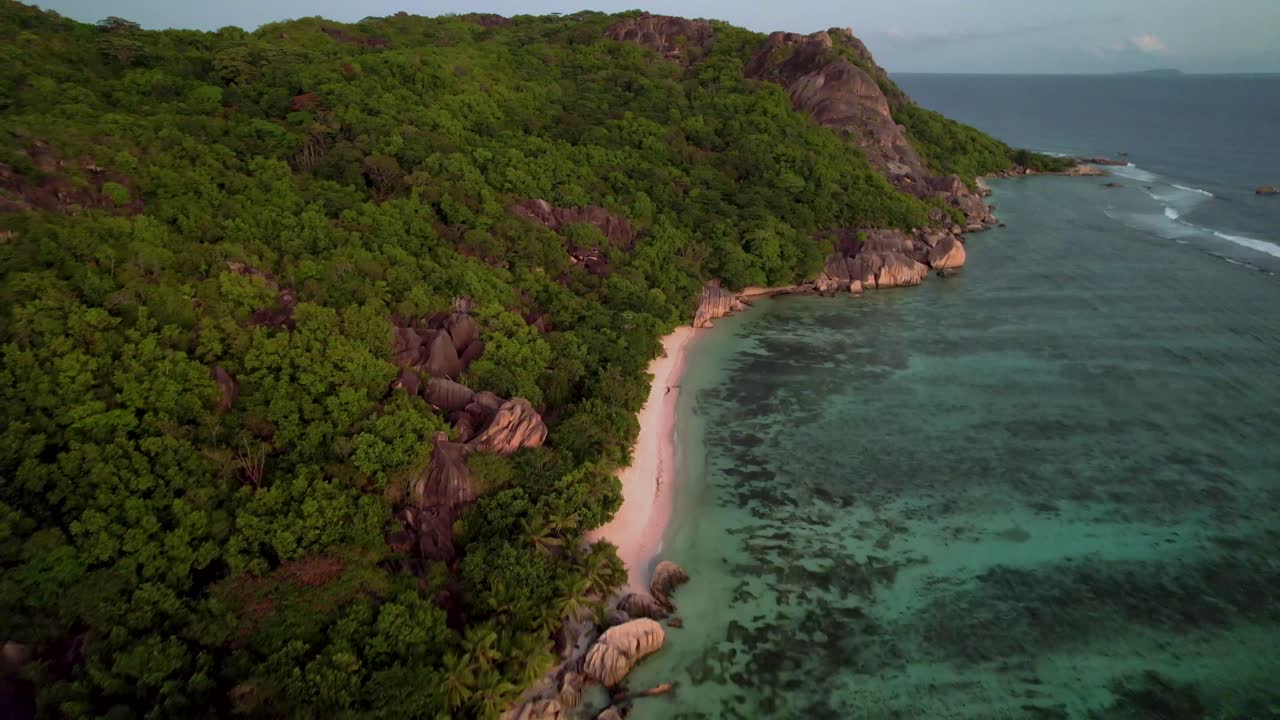 alta vista aérea de la costa de la isla de la digue en las seychelles y puesta de sol