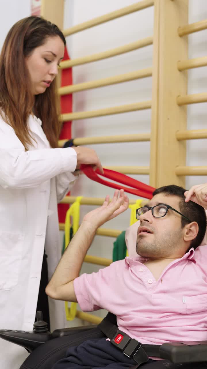 sesión de fisioterapia con banda de resistencia