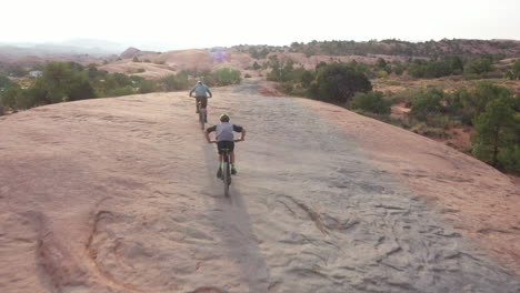 dos hombres atléticos en bicicleta de montaña en el desierto