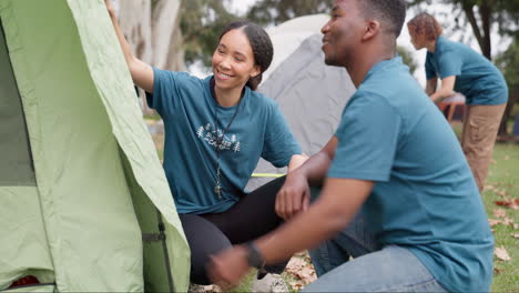 campamento, tienda de campaña y gente de alto cinco para el trabajo en equipo