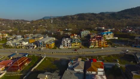 Un-Dron-De-La-Ciudad-Disparado-Con-Carreteras-Y-Casas